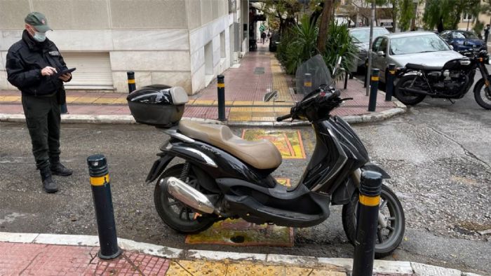 Επιστρέφονται οι πινακίδες που έχουν αφαιρεθεί, εν όψει Χριστουγέννων